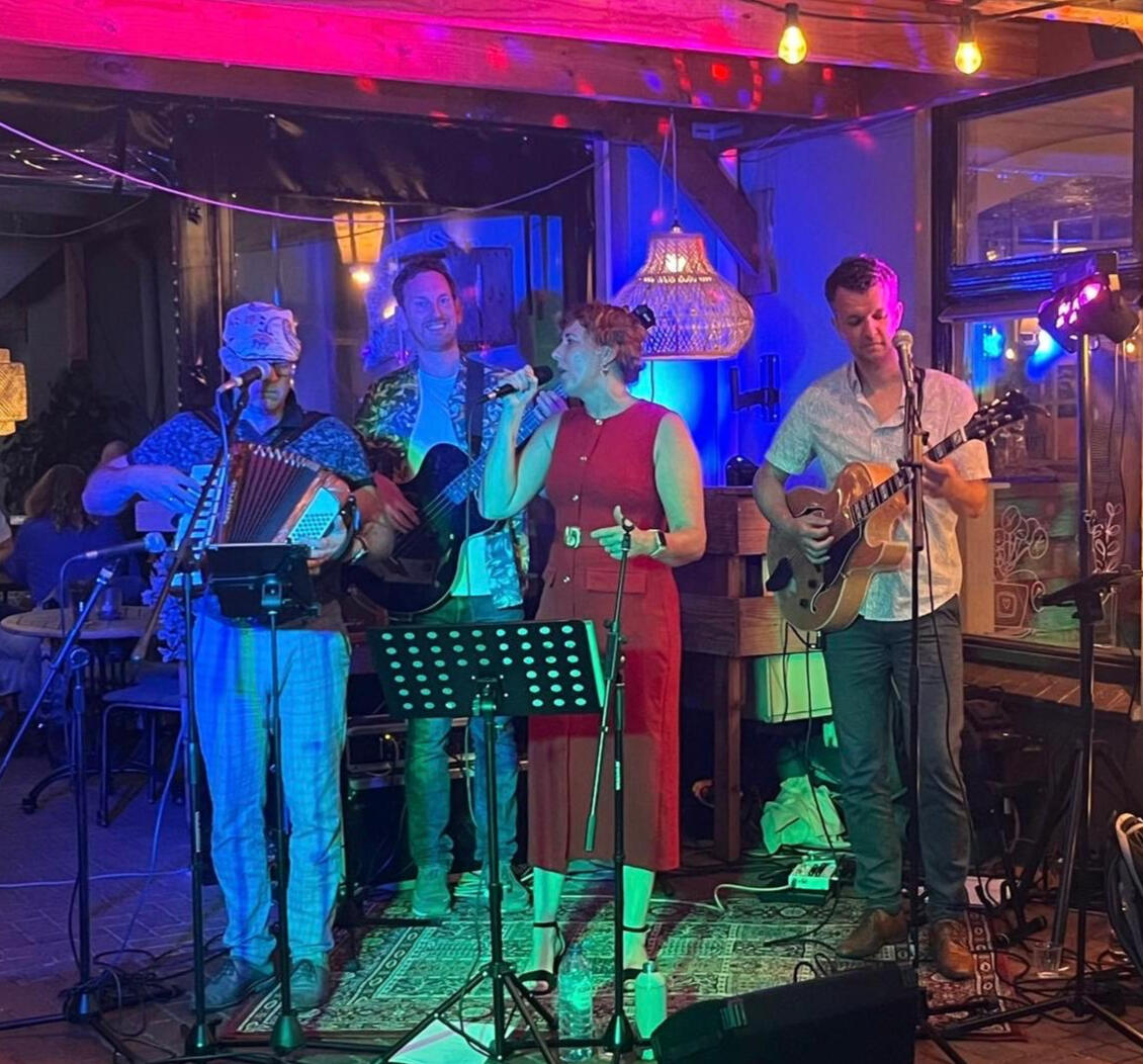 Un Deux Trois Un Deux Trois speelt op een terras